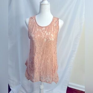 Gently used LOFT pale pink lace shirt. A scoop neck with a flair to the side Med